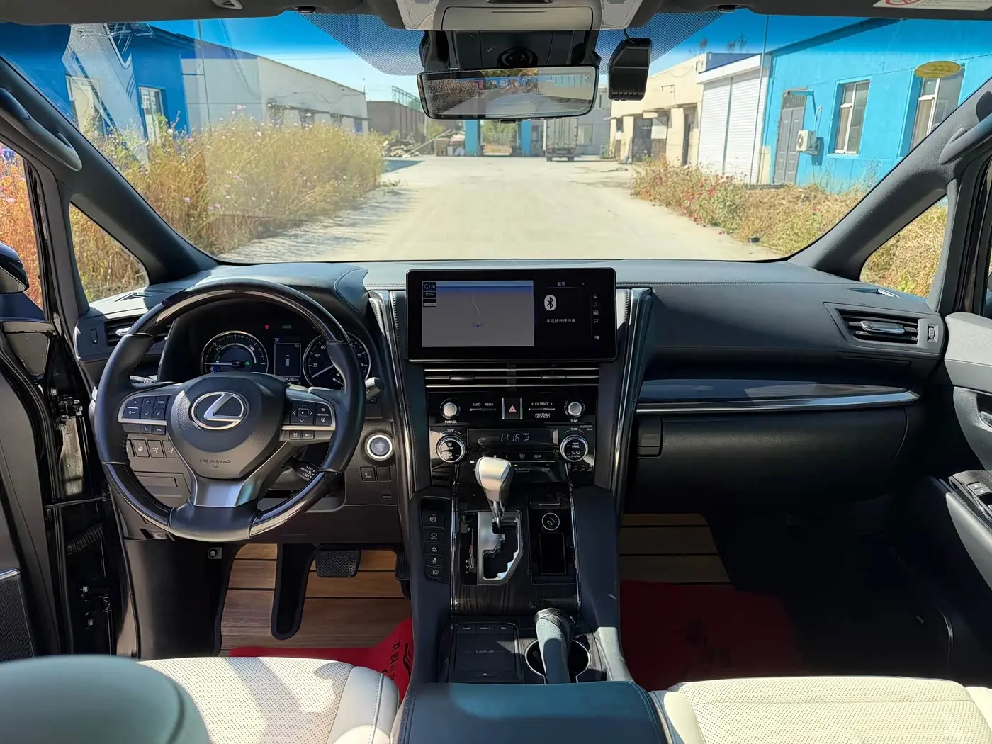 Lexus LM 2020 — Photo 18/20