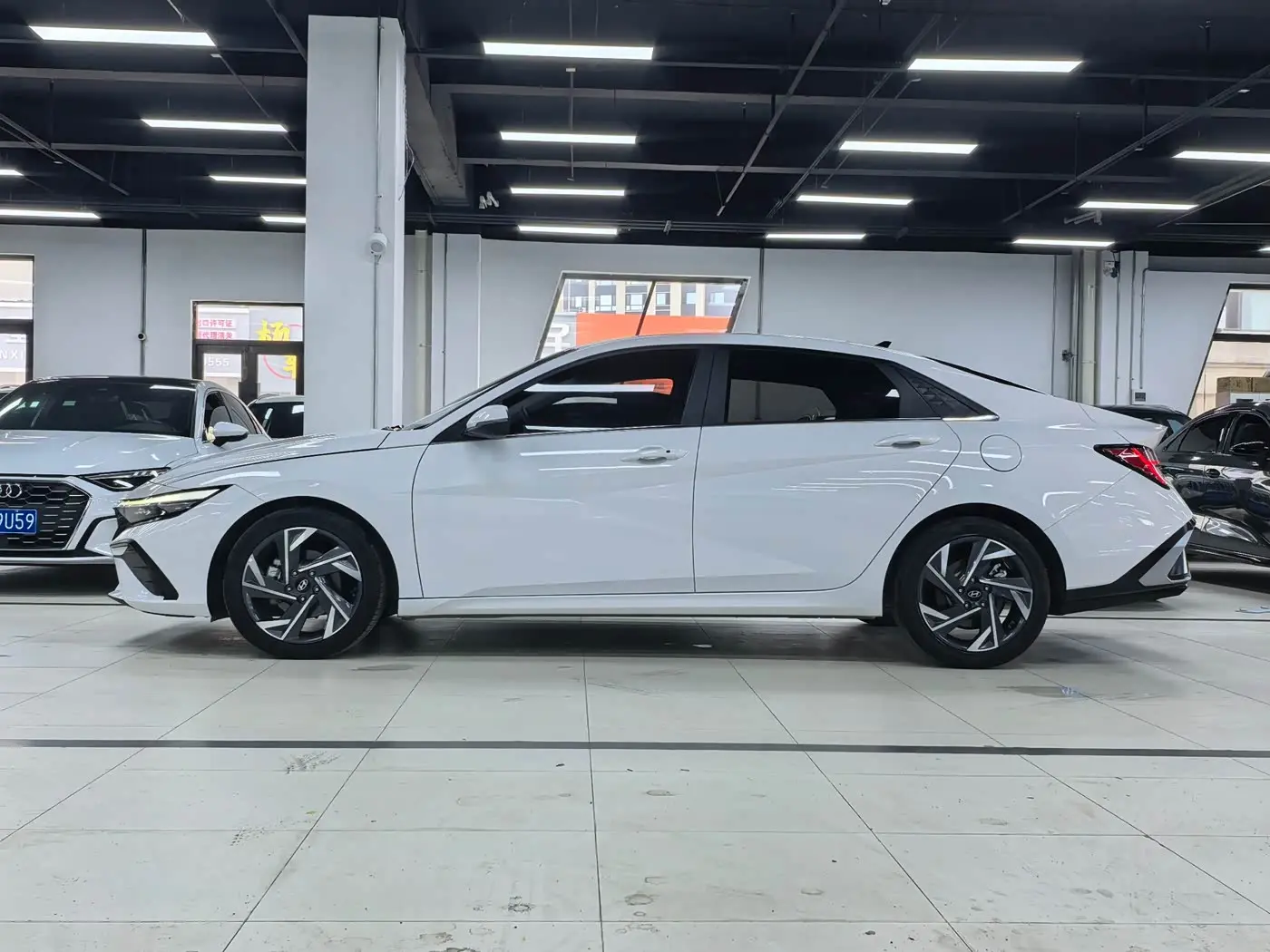 Hyundai Elantra 2023 — Photo 7/20
