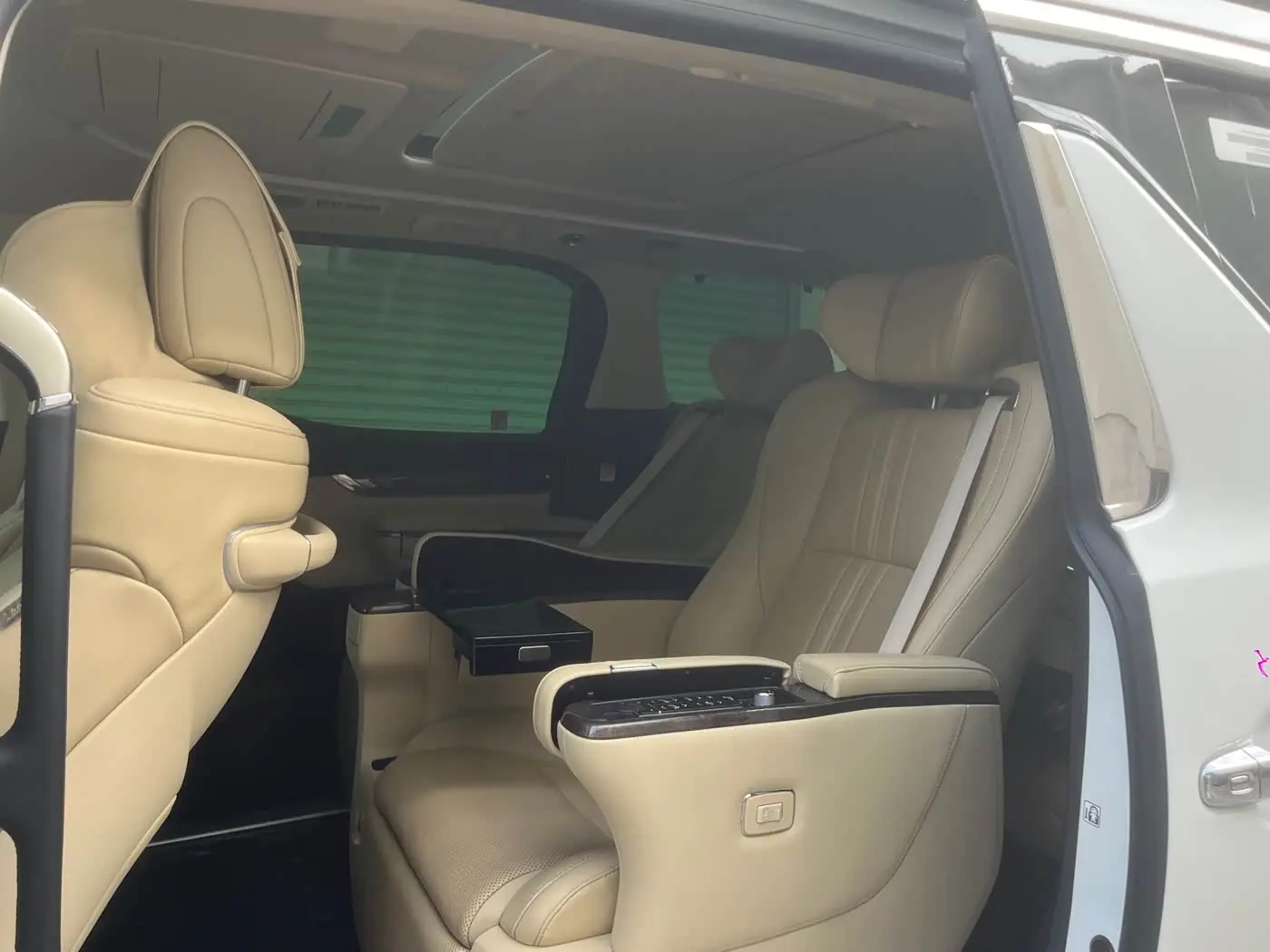 Toyota Vellfire 2023 — Photo 8/15