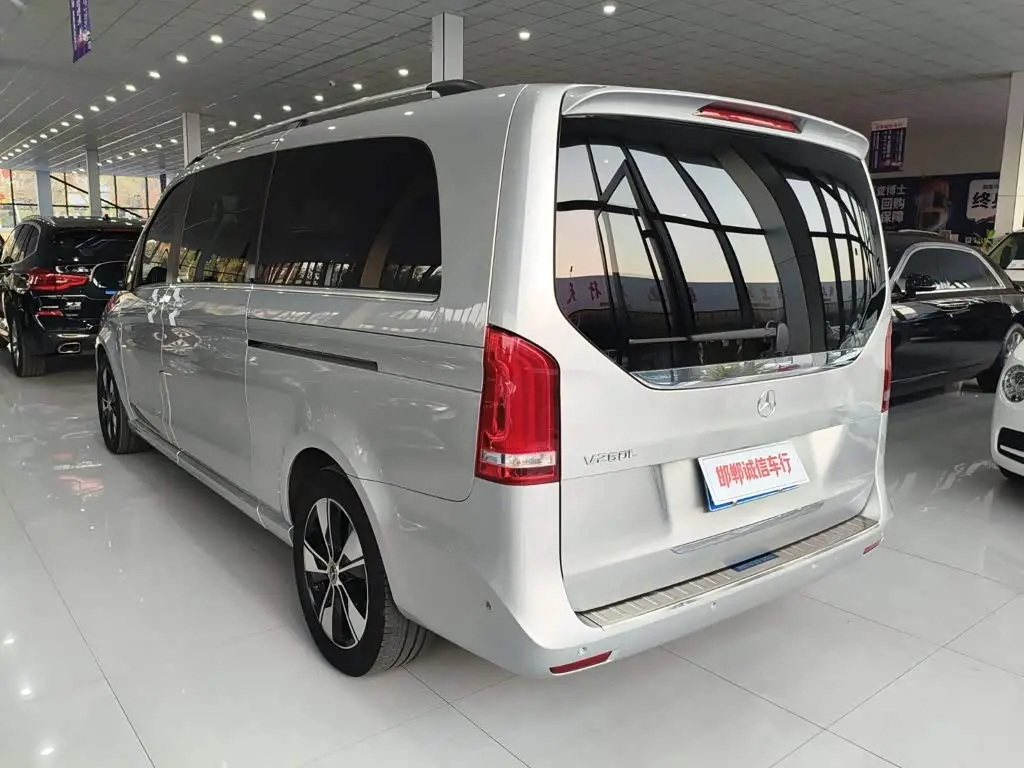 Mercedes-Benz V-Class 2022 — Фото 6/20