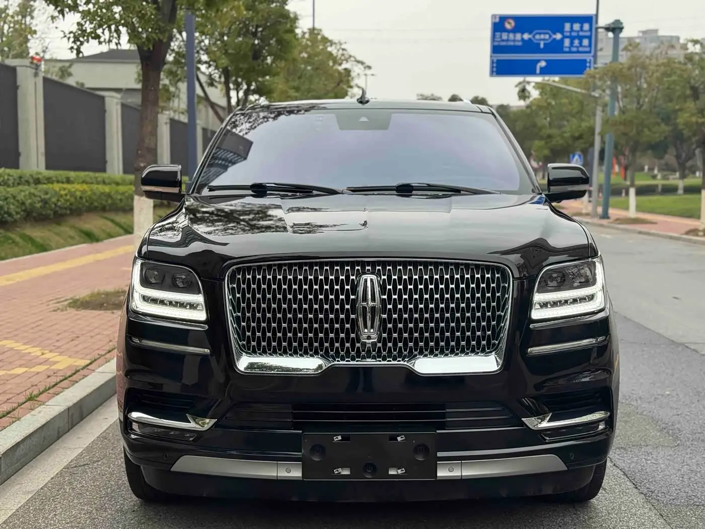 Lincoln Navigator 2019 — Photo 2/16