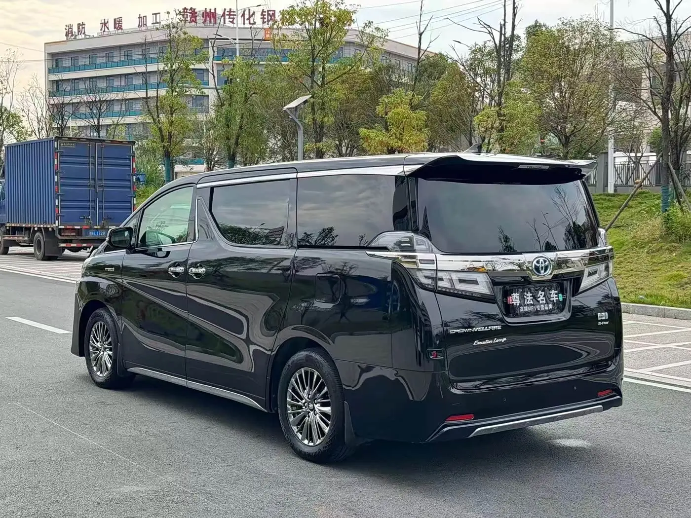 Toyota Vellfire 2022 — Photo 6/9