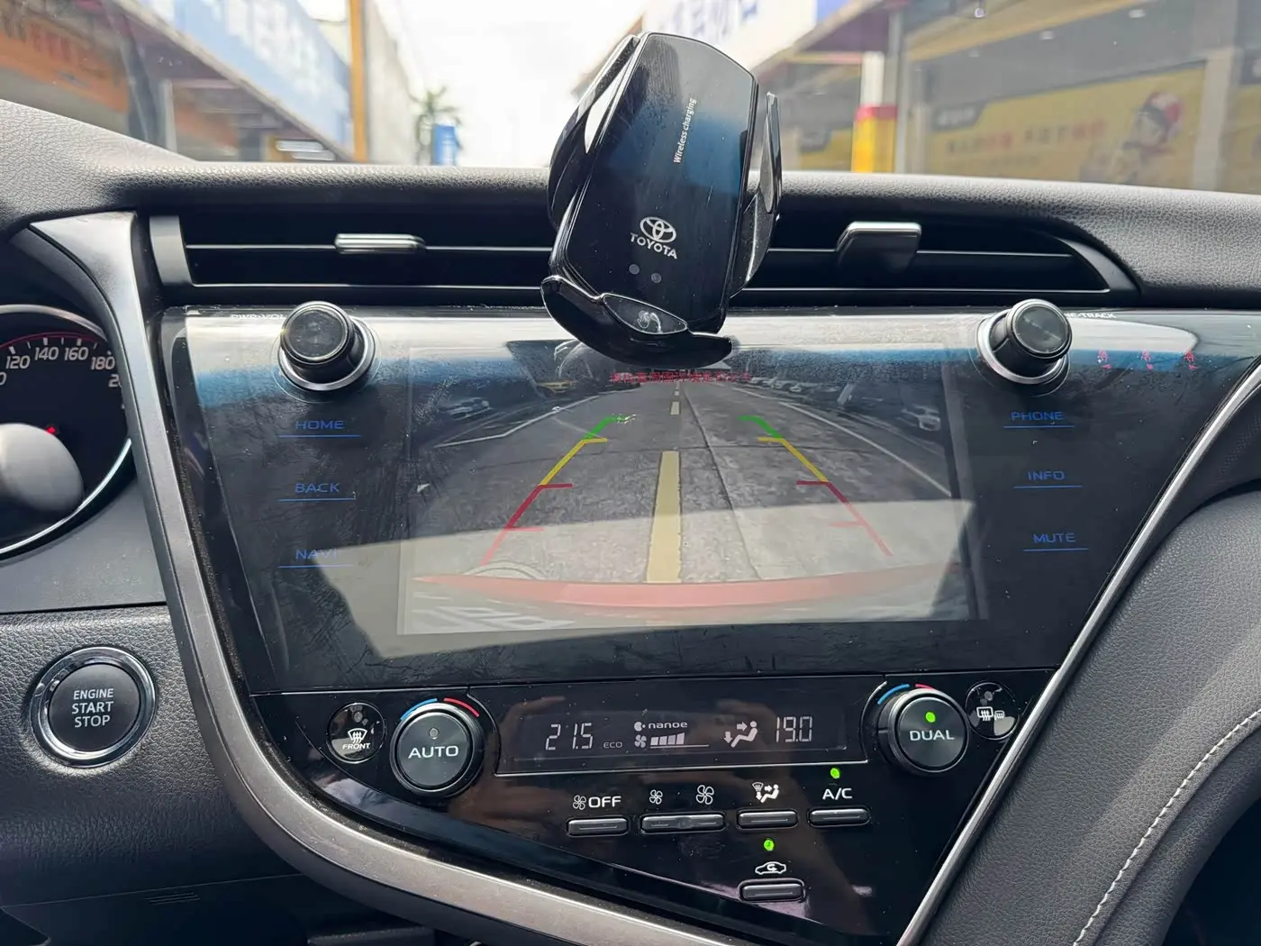 Toyota Camry 2019 — Photo 19/20