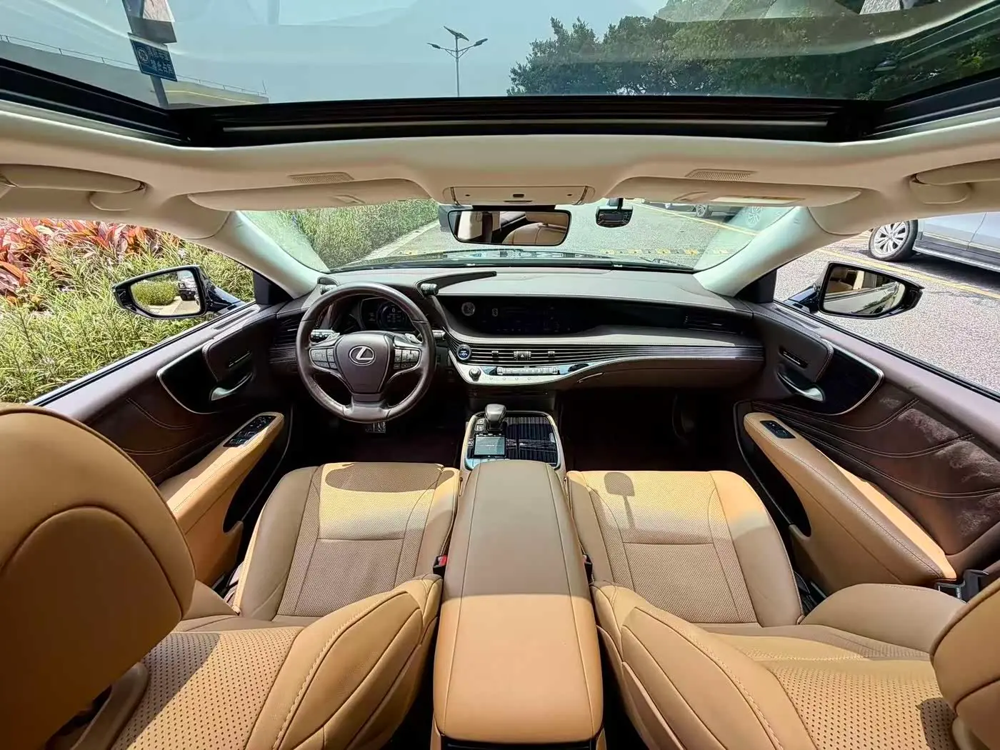Lexus LS 2020 — Photo 16/17