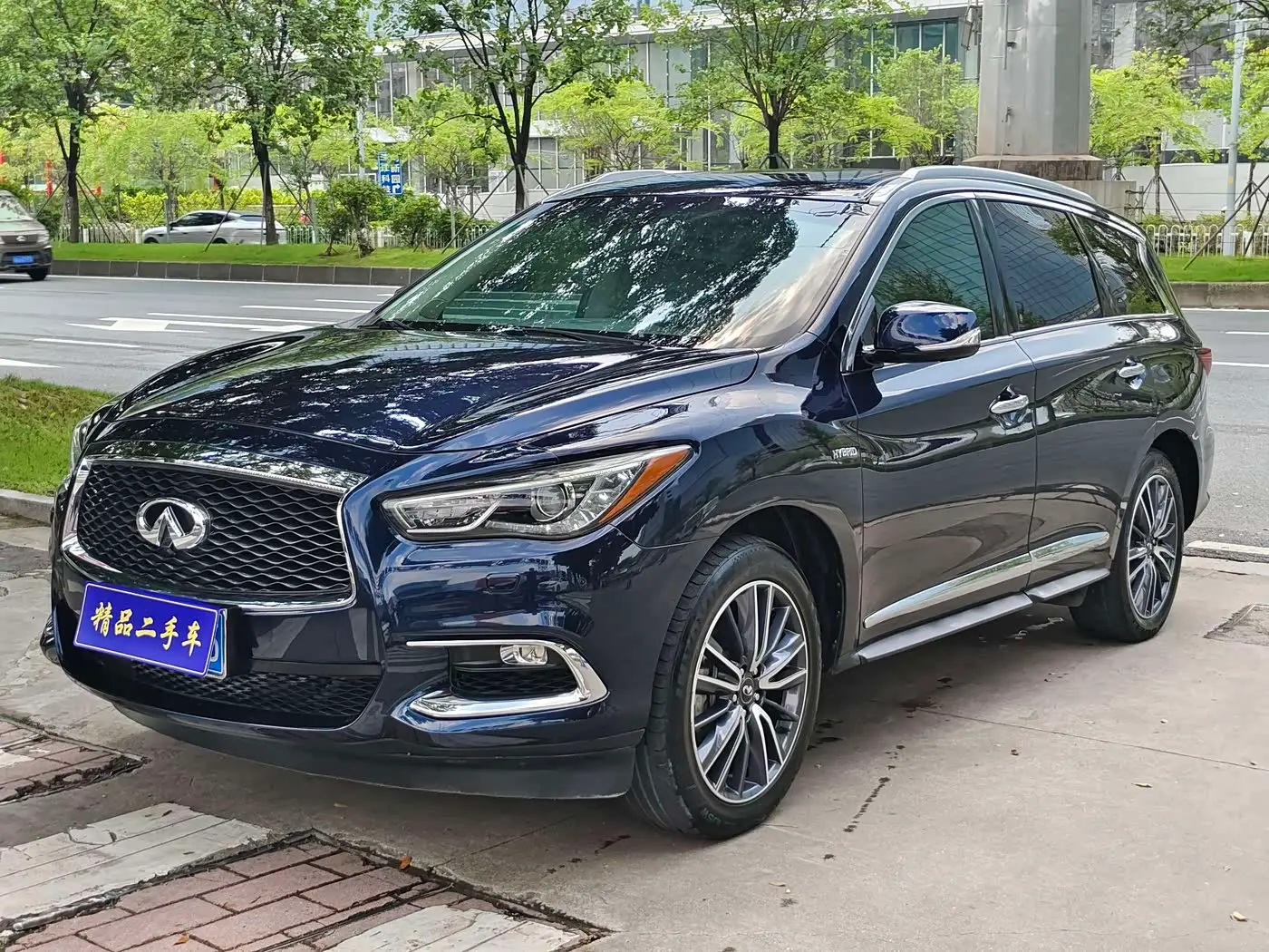Infiniti QX60 2021 — Photo 1/20