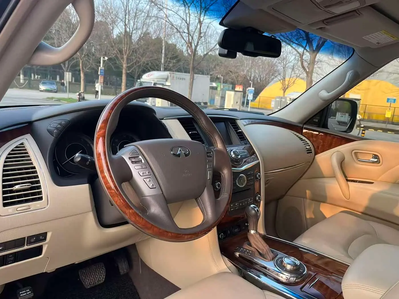 Infiniti QX80 2018 — Photo 14/20