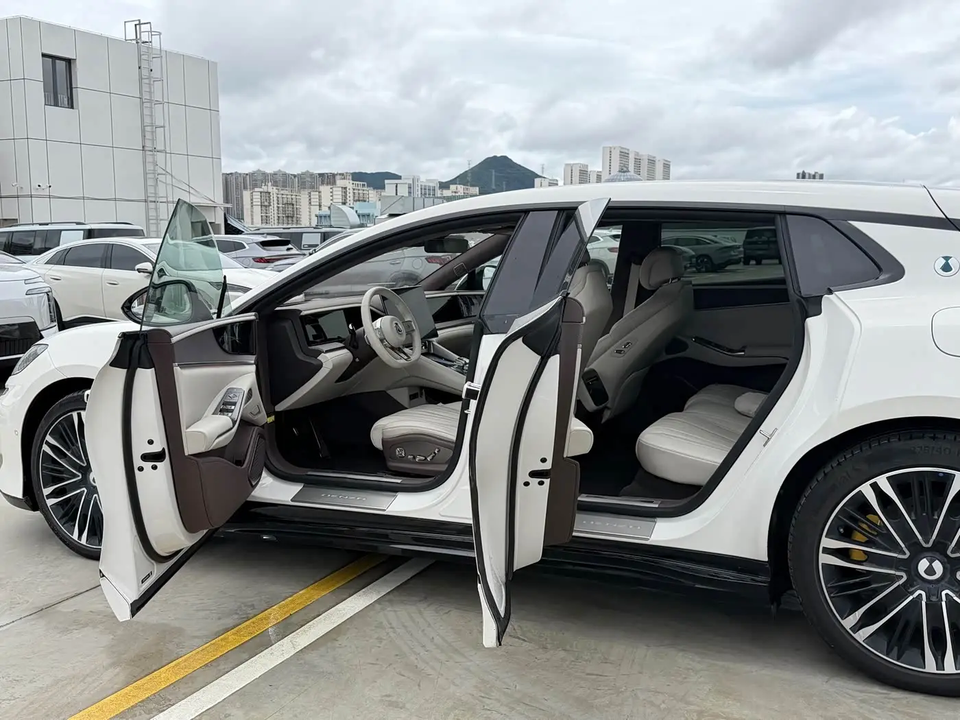 Denza Z9GT 2024 — Photo 5/14