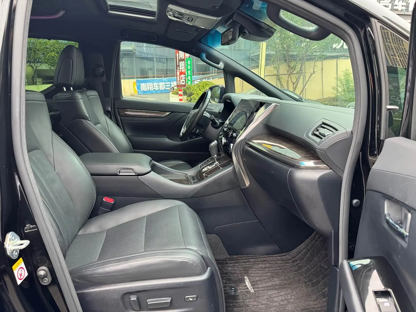 Toyota Alphard 2020 — Photo 10/18