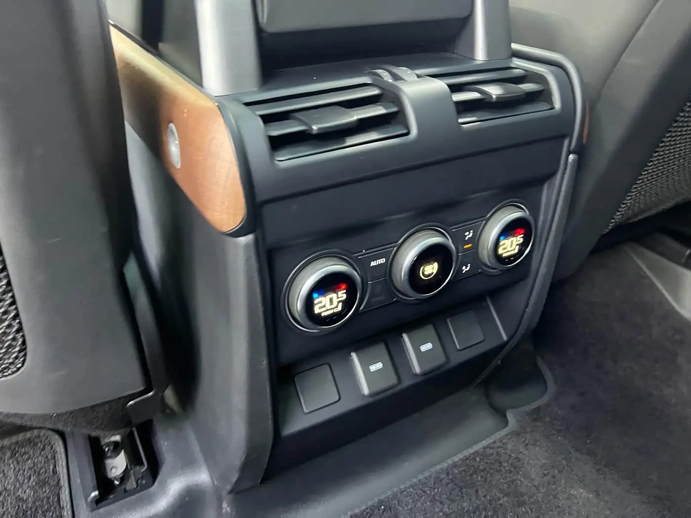 Land Rover Defender 2023 — Photo 19/20