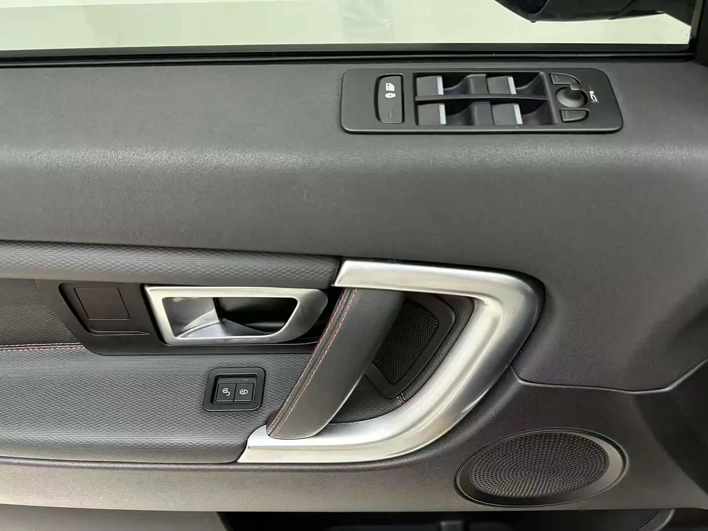 Land Rover Discovery Sport 2019 — Фото 13/15