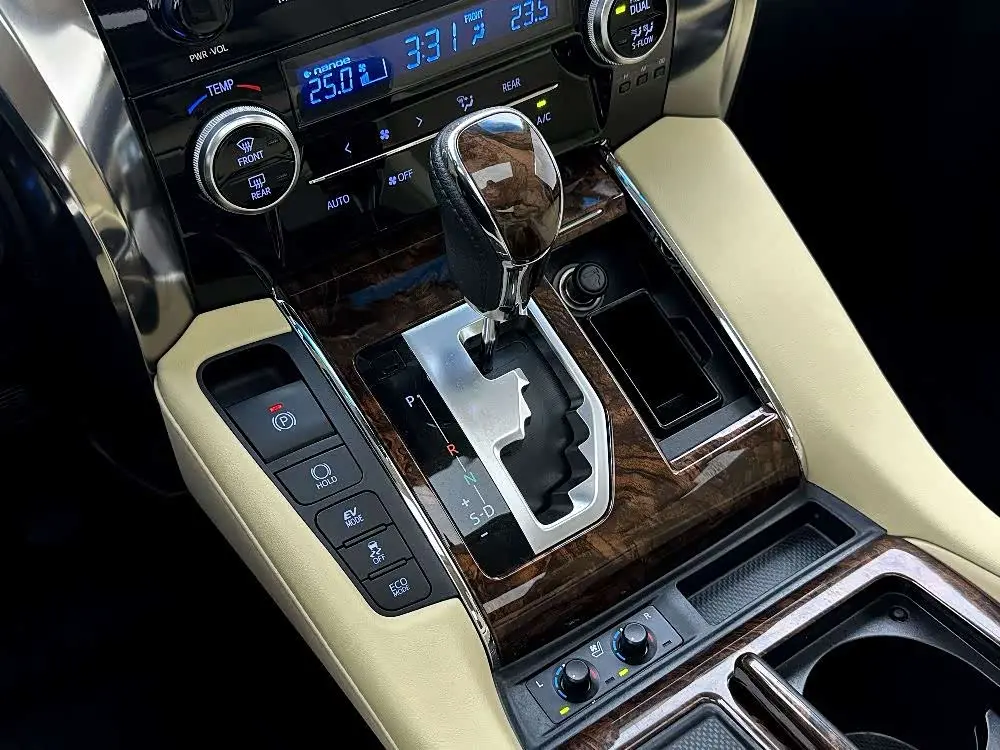 Toyota Alphard 2021 — Photo 17/20