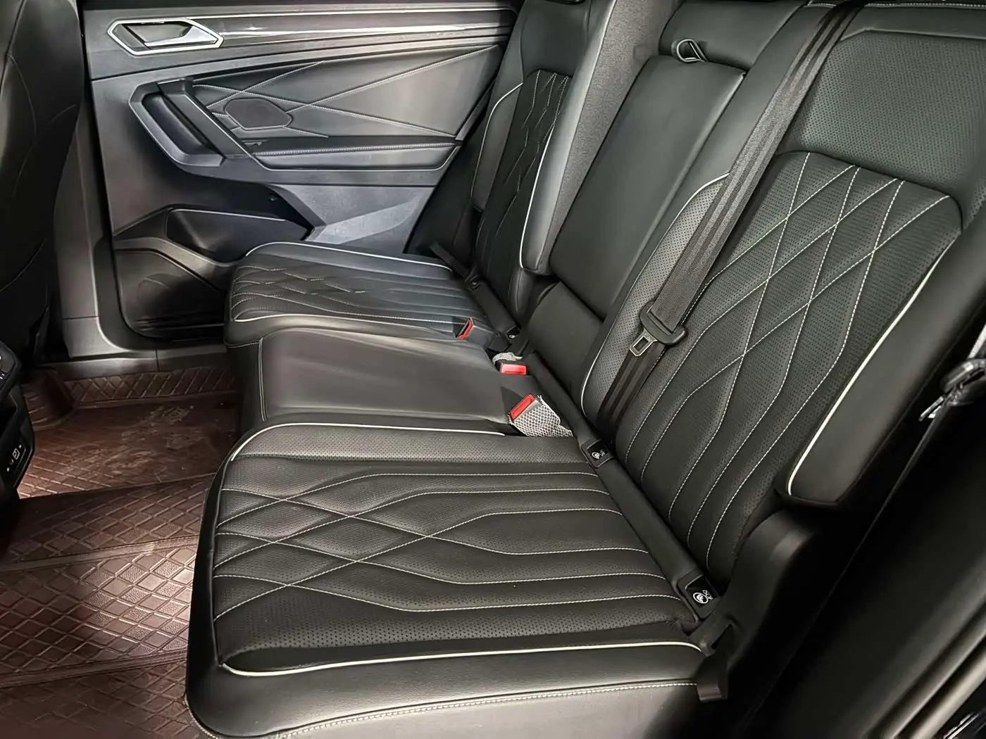 Volkswagen Tiguan L 2022 — Photo 9/20