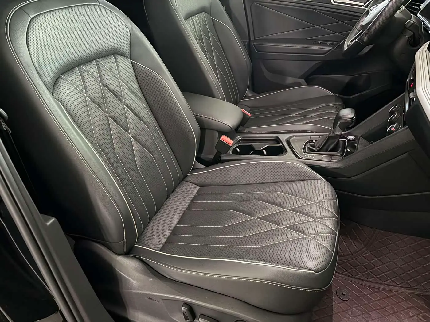 Volkswagen Tiguan L 2022 — Photo 10/20