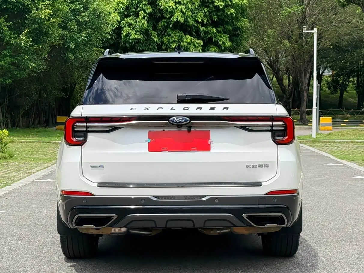 Ford Explorer 2023 — Photo 7/18