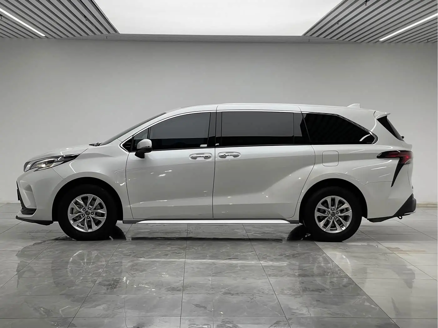 Toyota Granvia 2025 — Photo 7/20