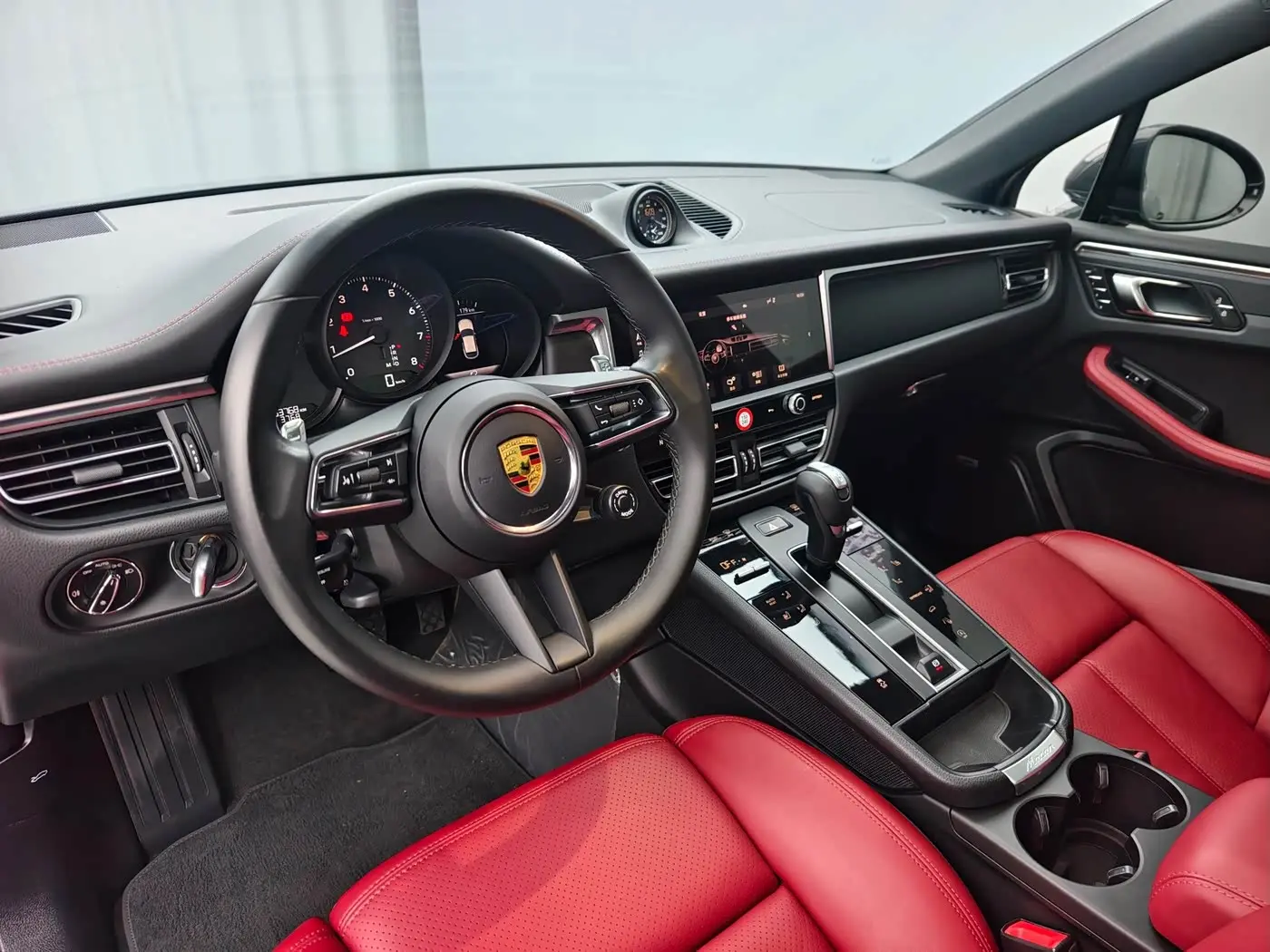 Porsche Macan 2022 — Photo 8/18