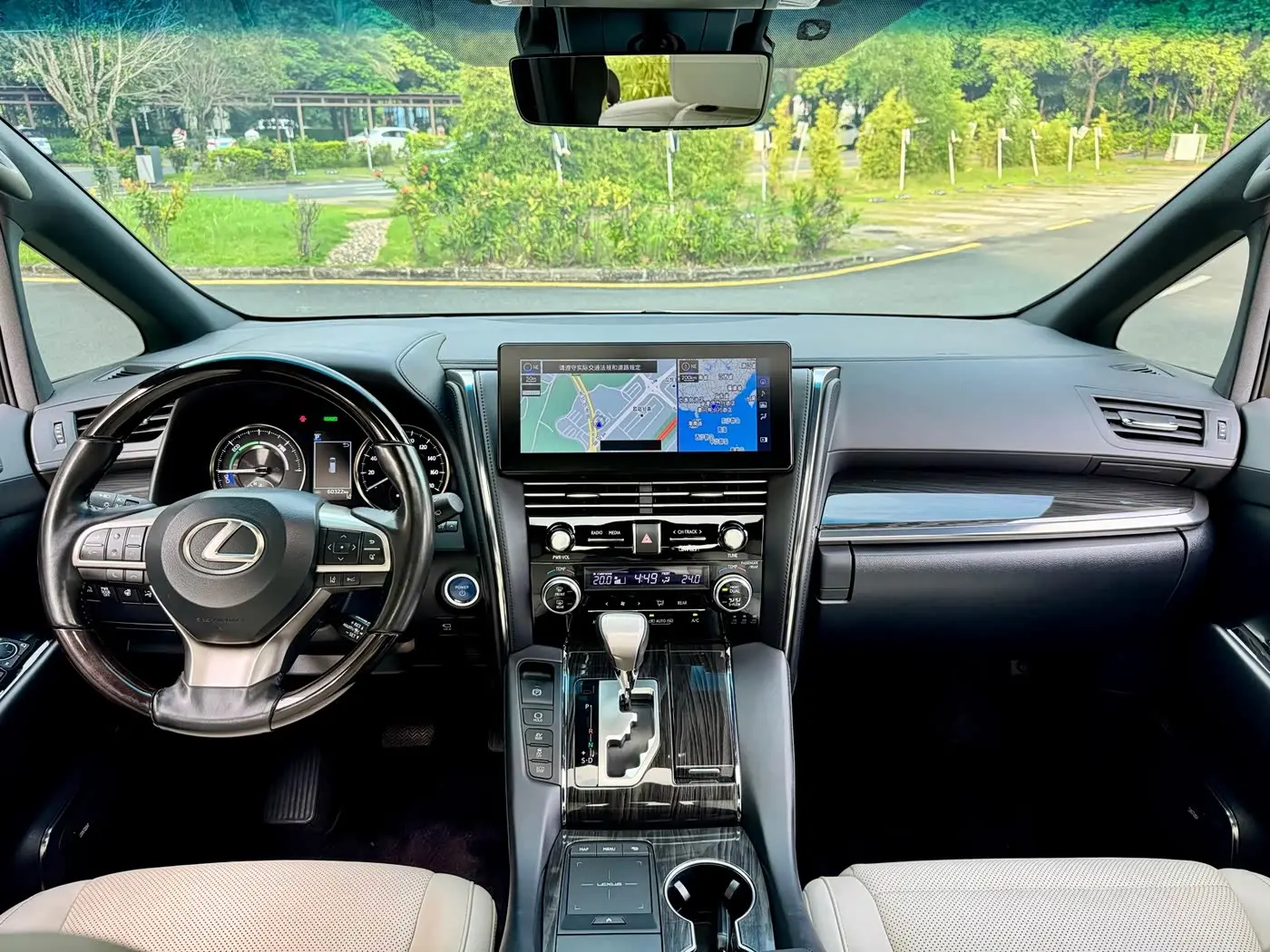 Lexus LM 2020 — Photo 9/18