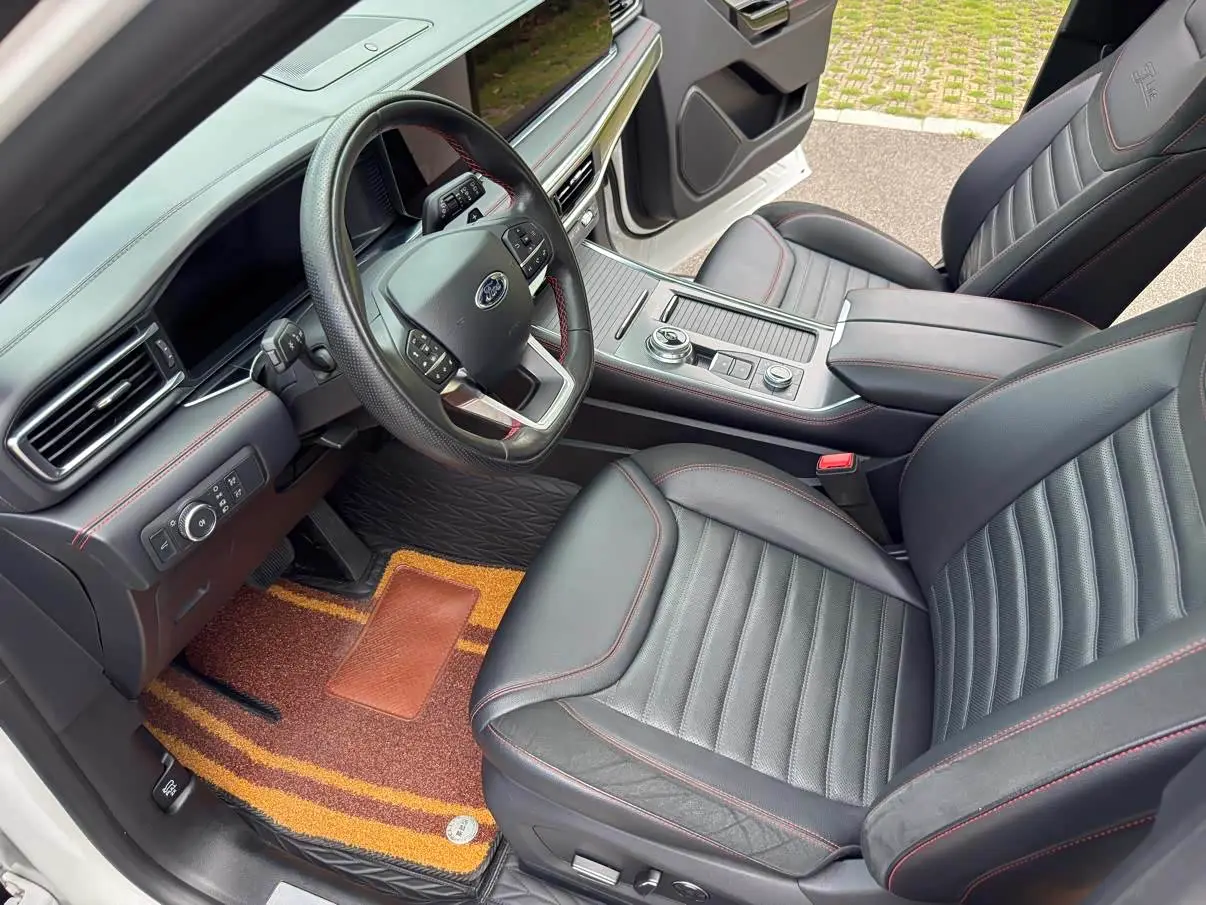 Ford Explorer 2023 — Photo 16/18