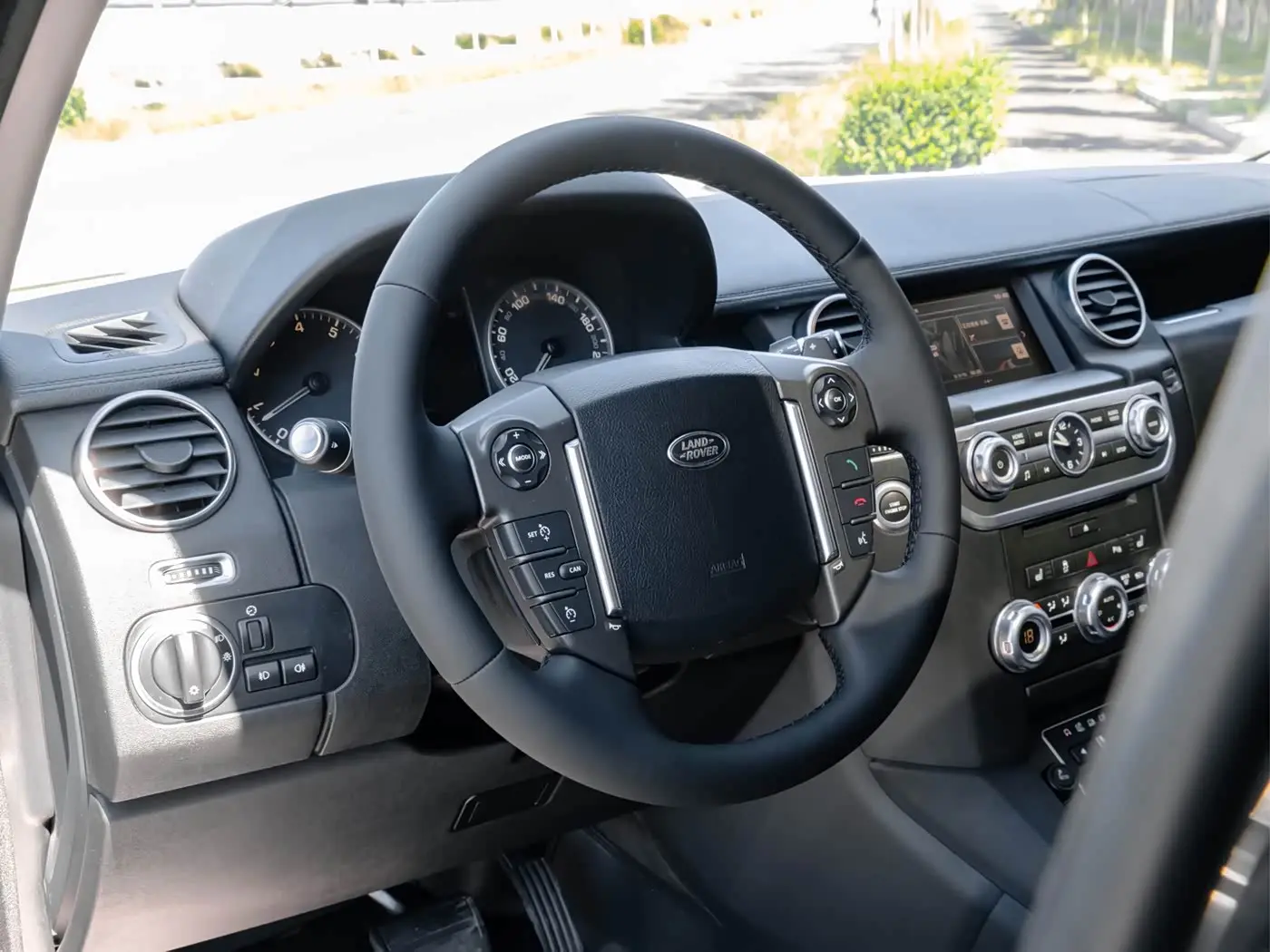 Land Rover Discovery 2016 — Photo 20/20