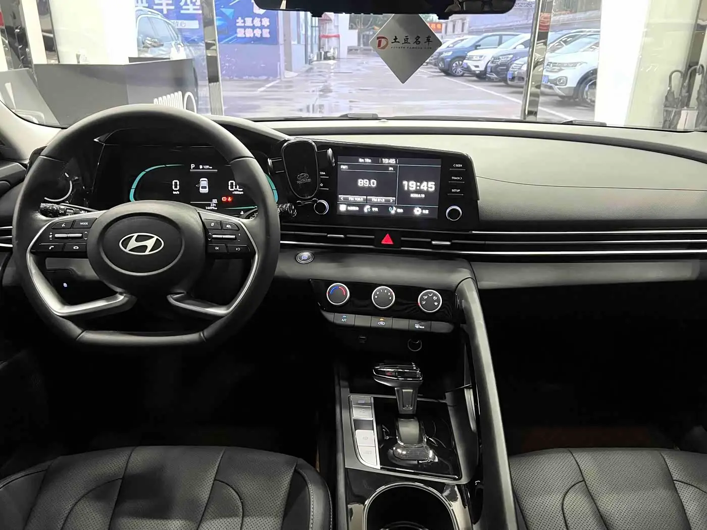 Hyundai Elantra 2023 — Фото 9/20