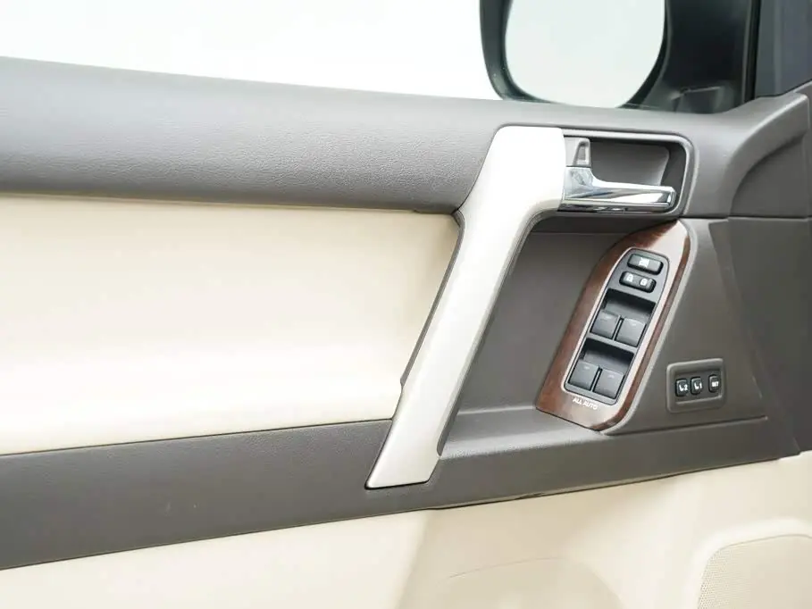 Toyota Prado 2011 — Photo 18/20