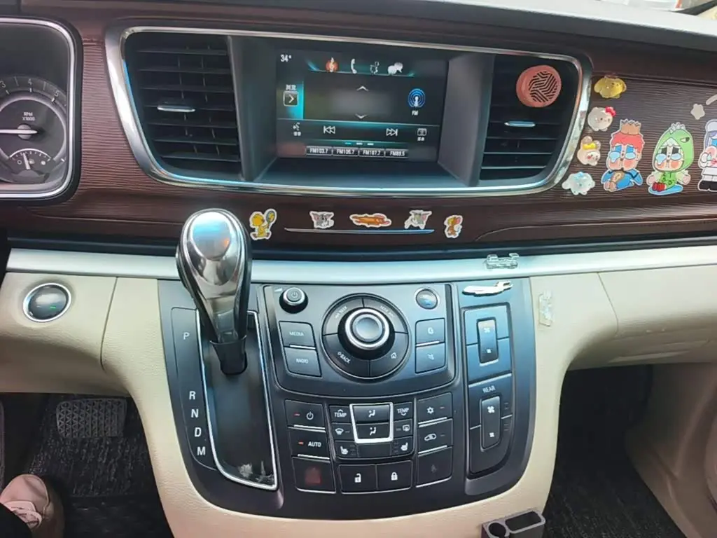 Buick GL8 2017 — Photo 6/20