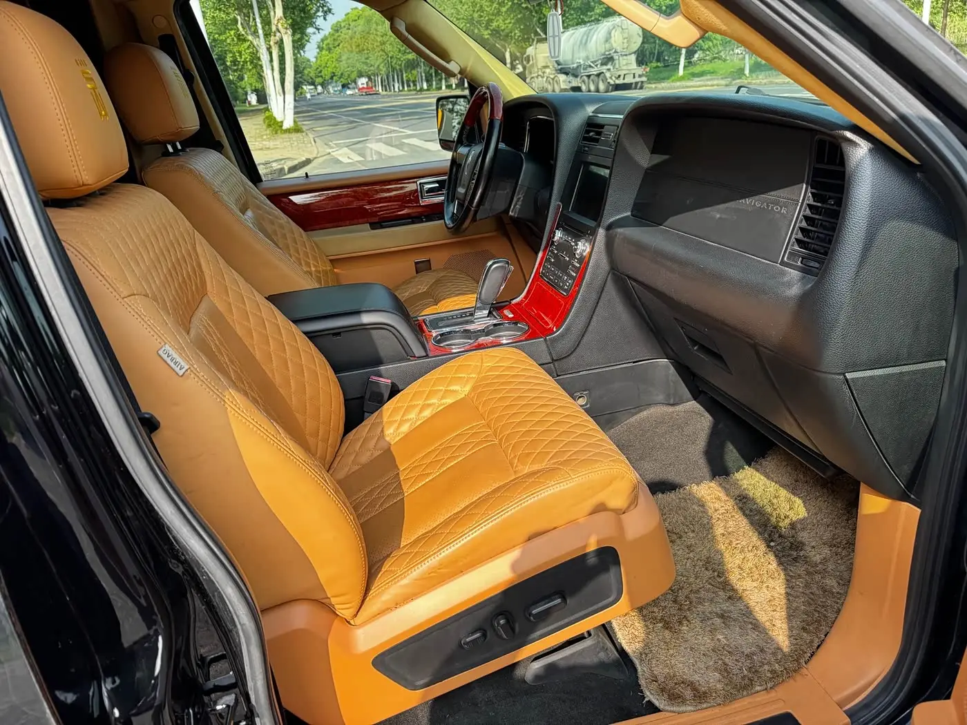 Lincoln Navigator 2018 — Photo 7/16