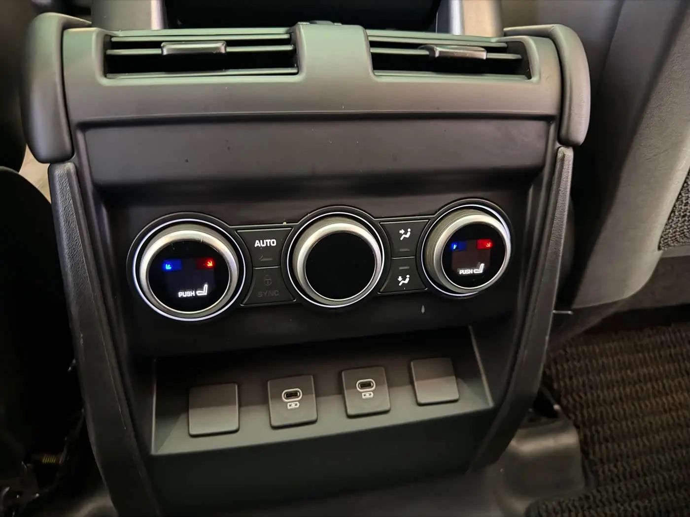 Land Rover Defender 2022 — Photo 10/16