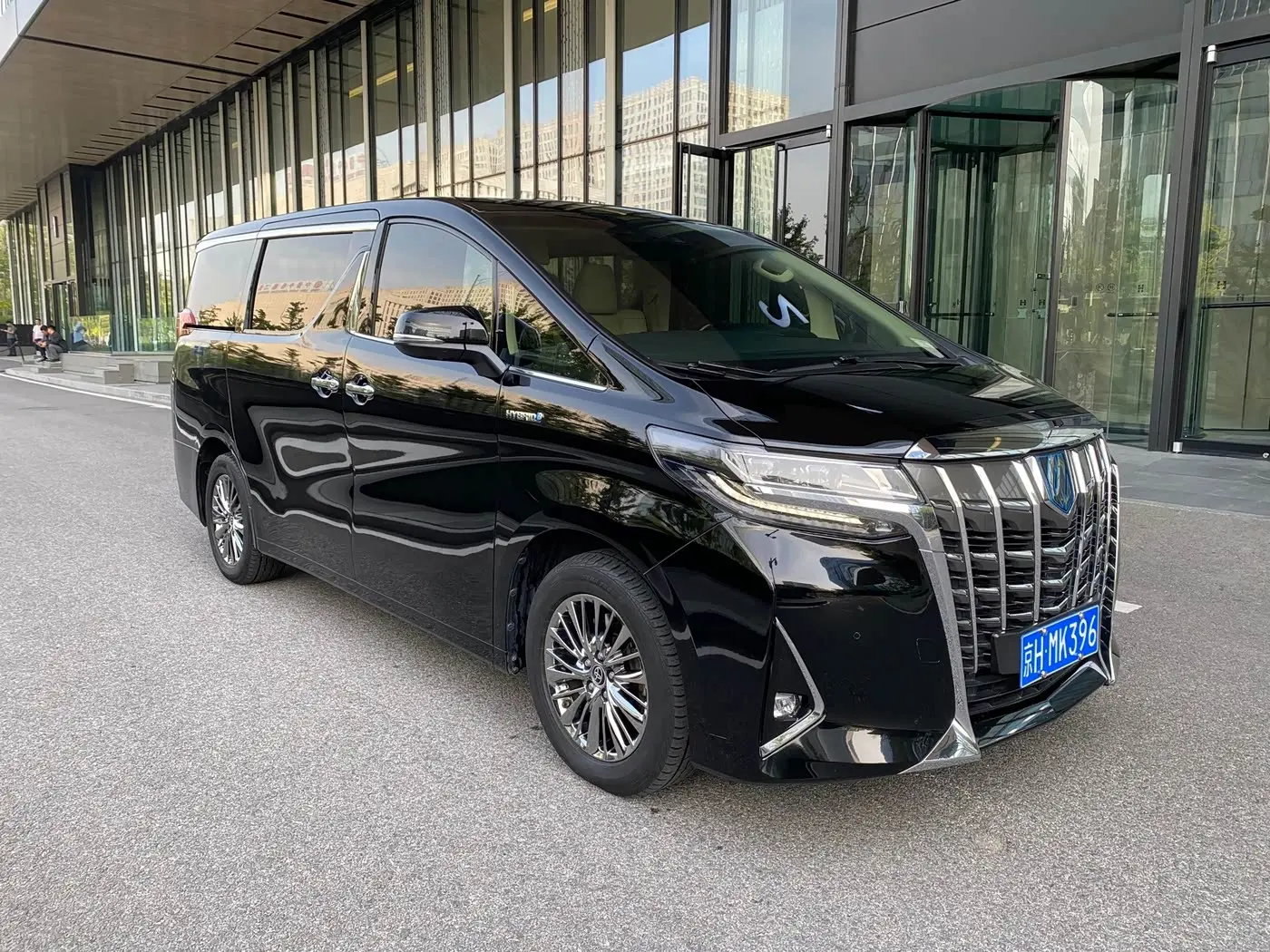 Toyota Alphard 2023 — Photo 2/20