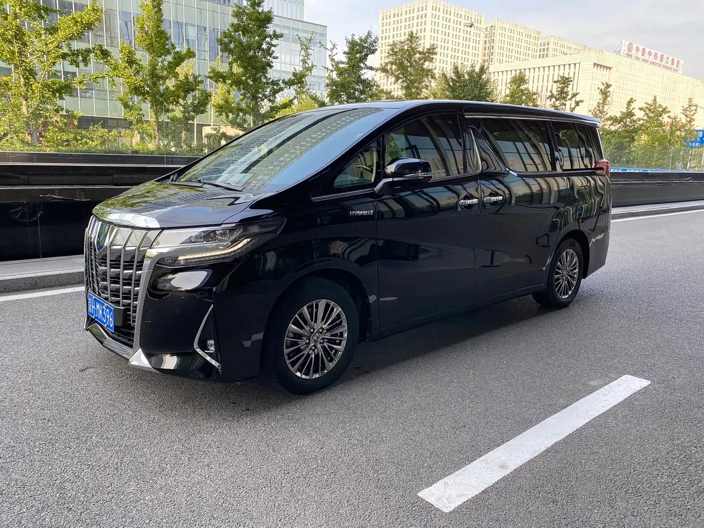 Toyota Alphard 2023 — Photo 1/20