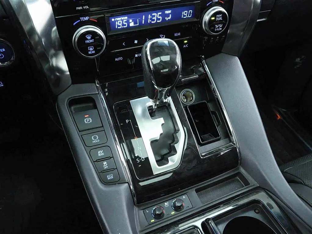Toyota Vellfire 2020 — Photo 10/20