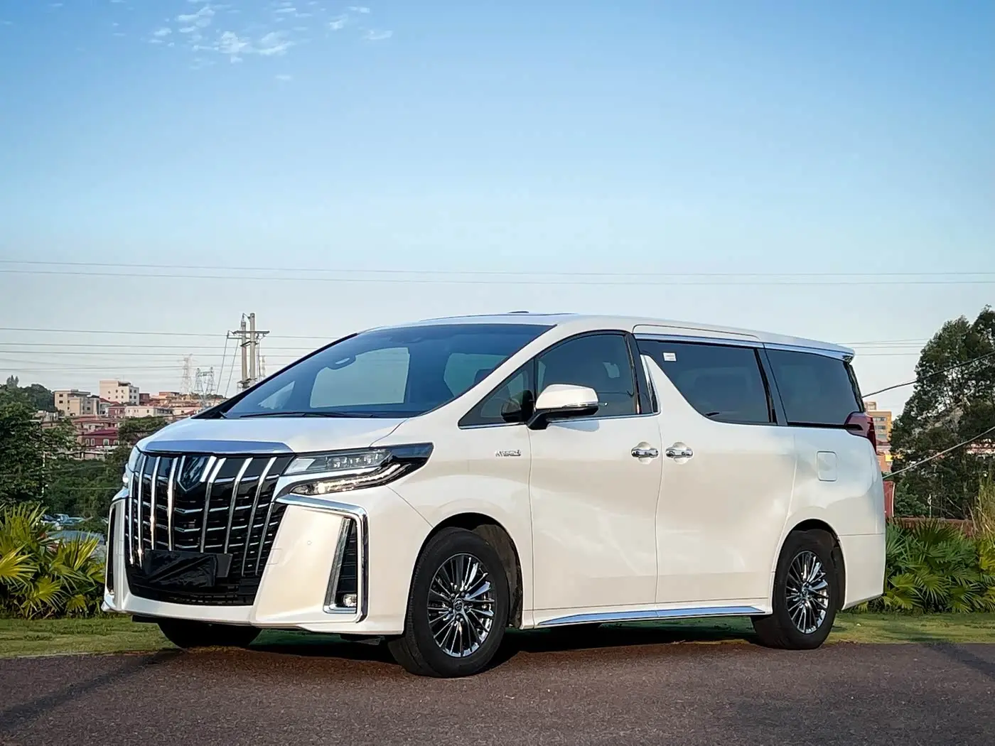 Toyota Alphard 2021 — Photo 1/9
