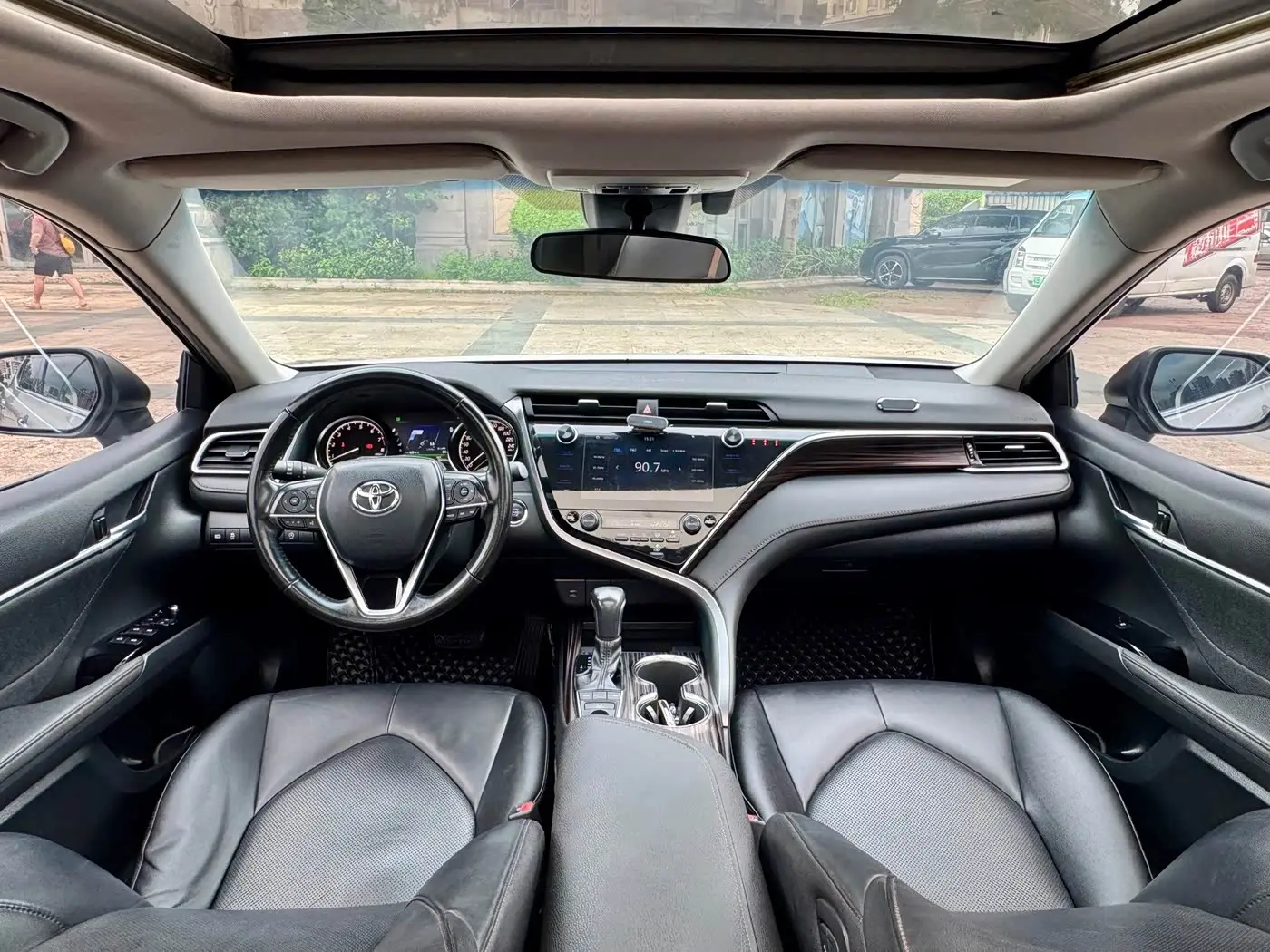 Toyota Camry 2019 — Photo 5/14