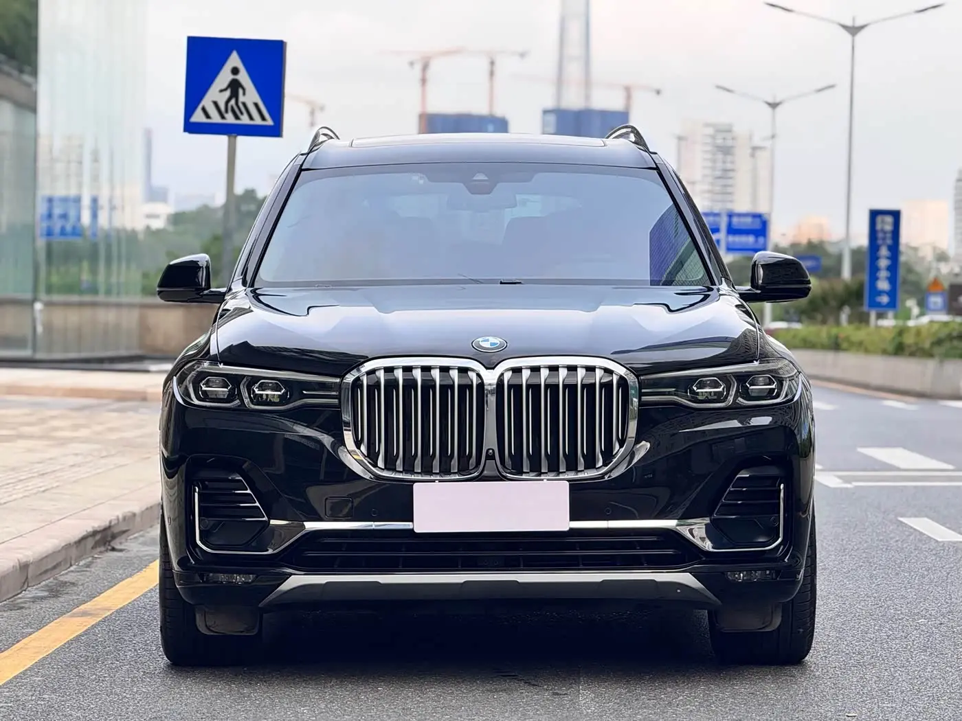 BMW X7 2019 — Фото 2/20