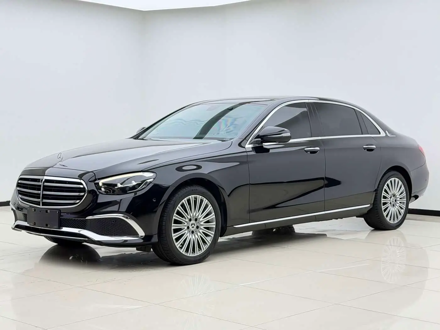 Mercedes-Benz E-Class 2023 — Photo 1/20