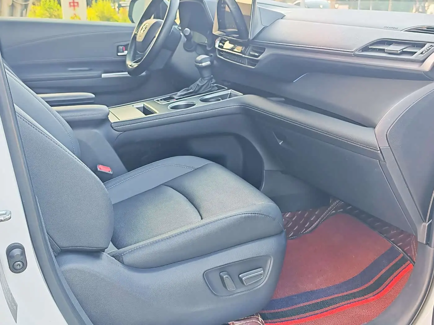 Toyota Sienna 2023 — Photo 4/11
