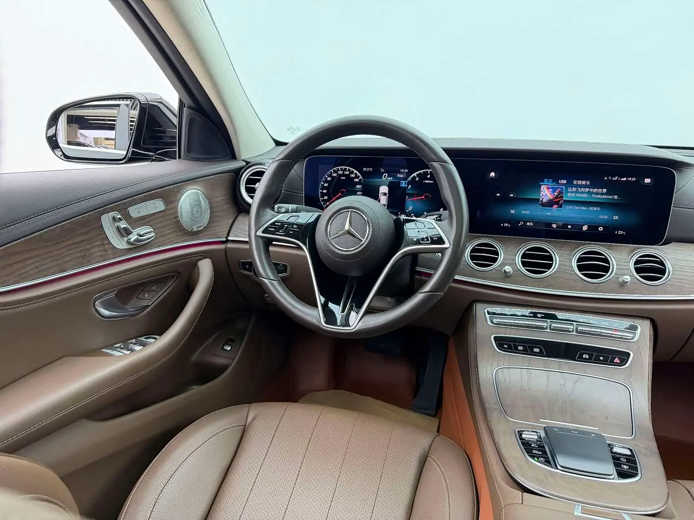Mercedes-Benz E-Class 2023 — Photo 8/20