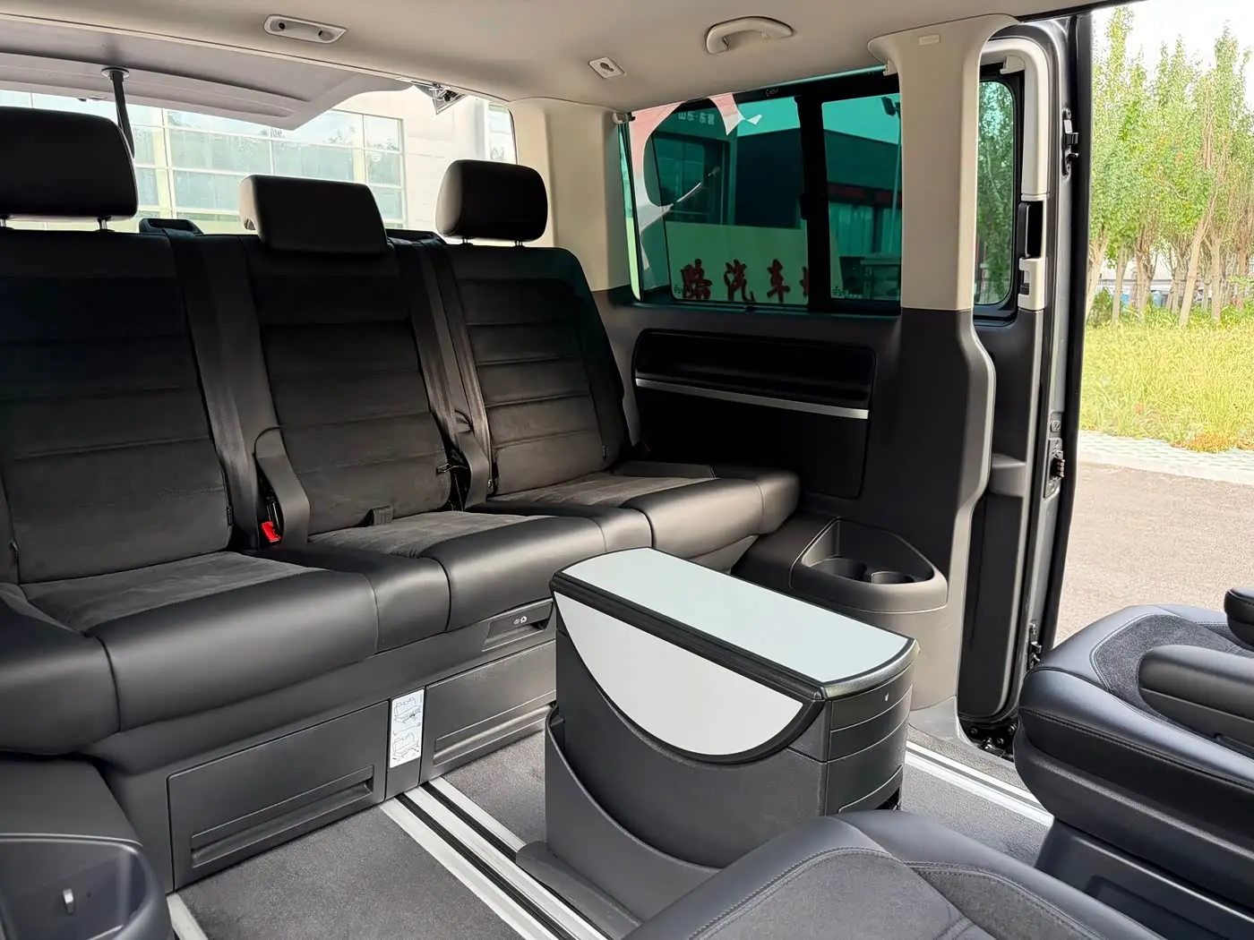Volkswagen Multivan 2017 — ფოტო 15/20