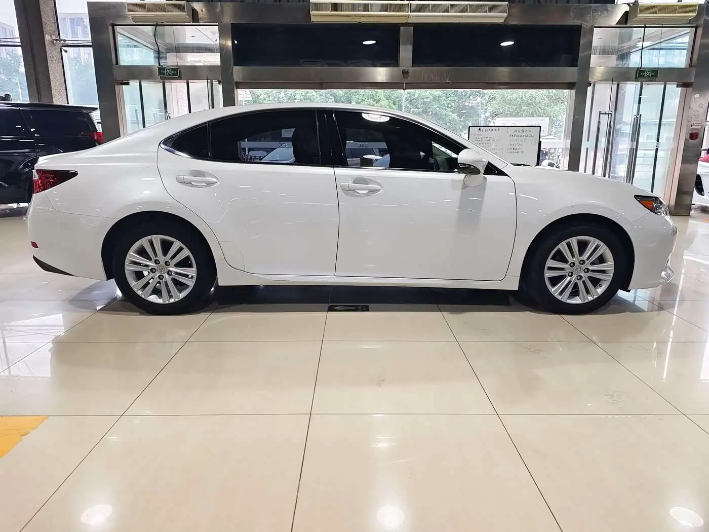 Lexus ES 2014 — Photo 7/16