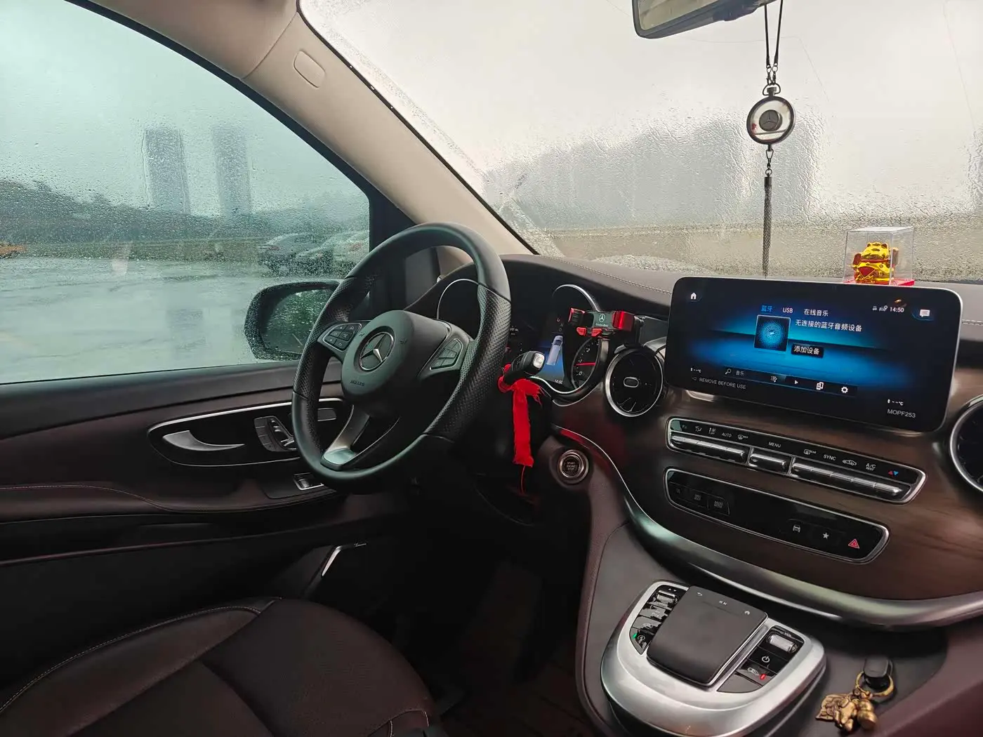 Mercedes-Benz V-Class 2023 — Photo 16/20