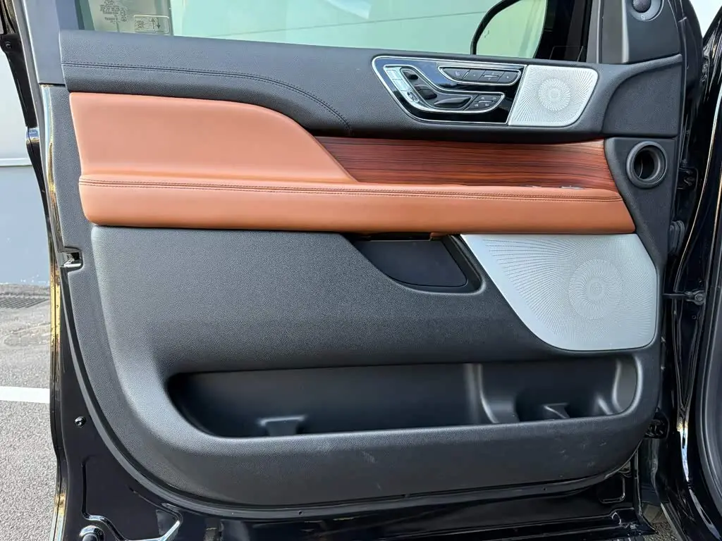 Lincoln Navigator 2021 — Photo 10/20