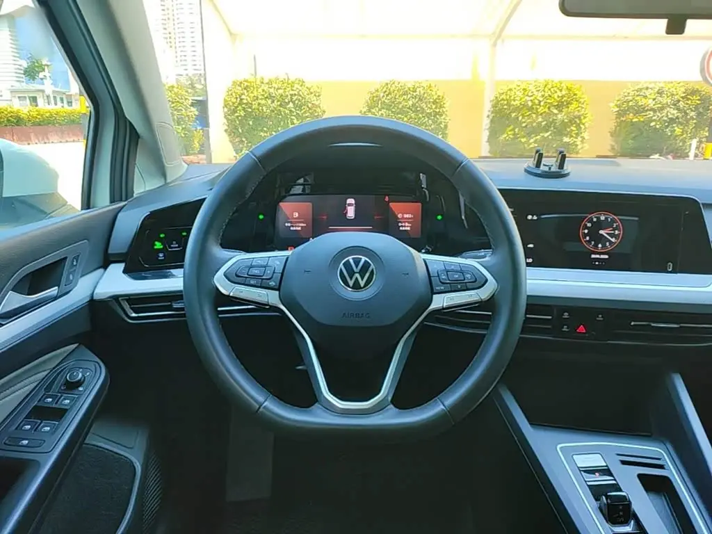 Volkswagen Golf 2024 — Photo 7/20