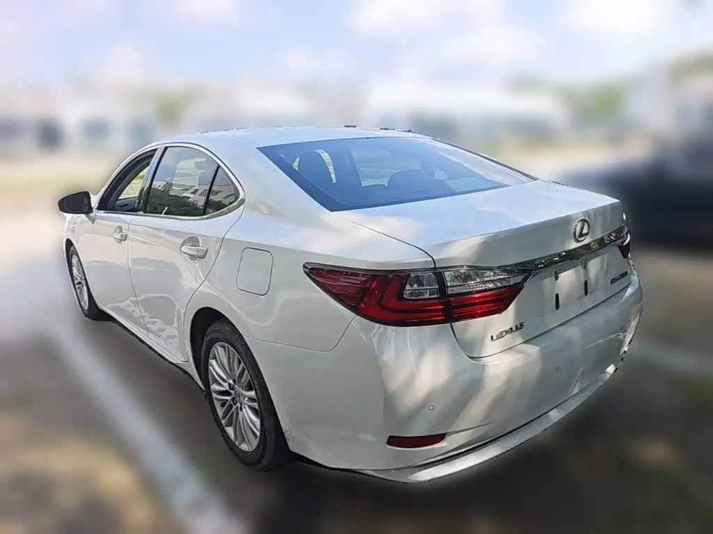 Lexus ES 2017 — Photo 7/20