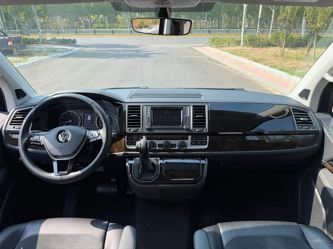 Volkswagen Multivan 2017 — Photo 17/20