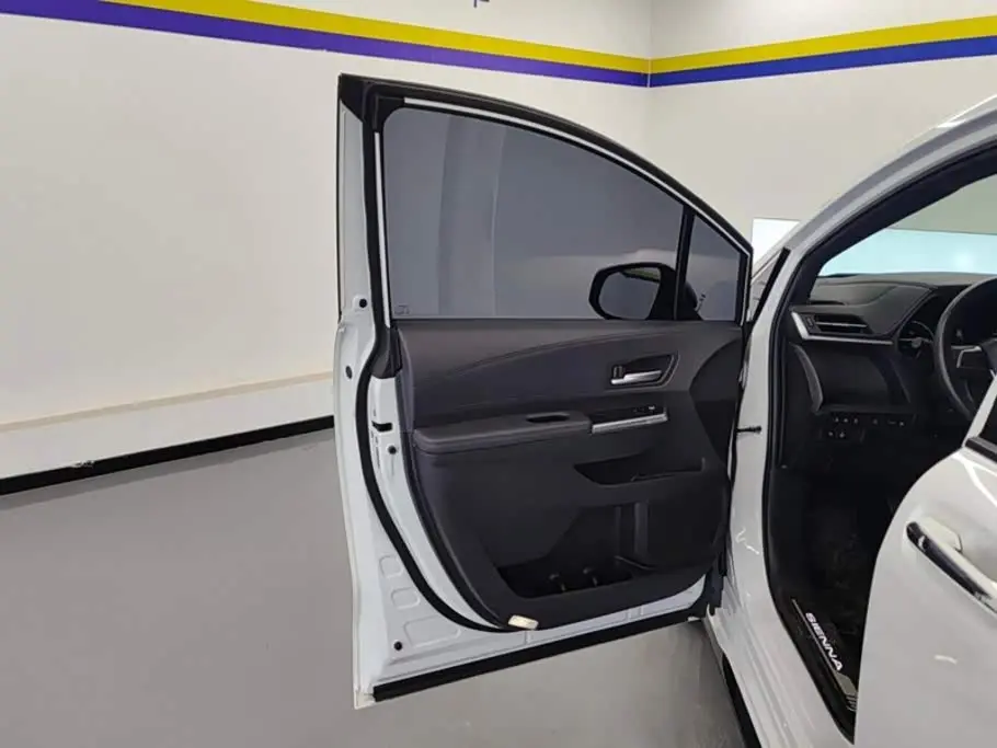 Toyota Sienna 2023 — Фото 7/16