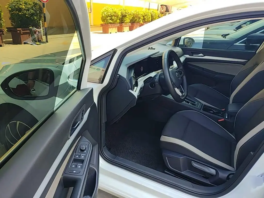Volkswagen Golf 2024 — Photo 12/20