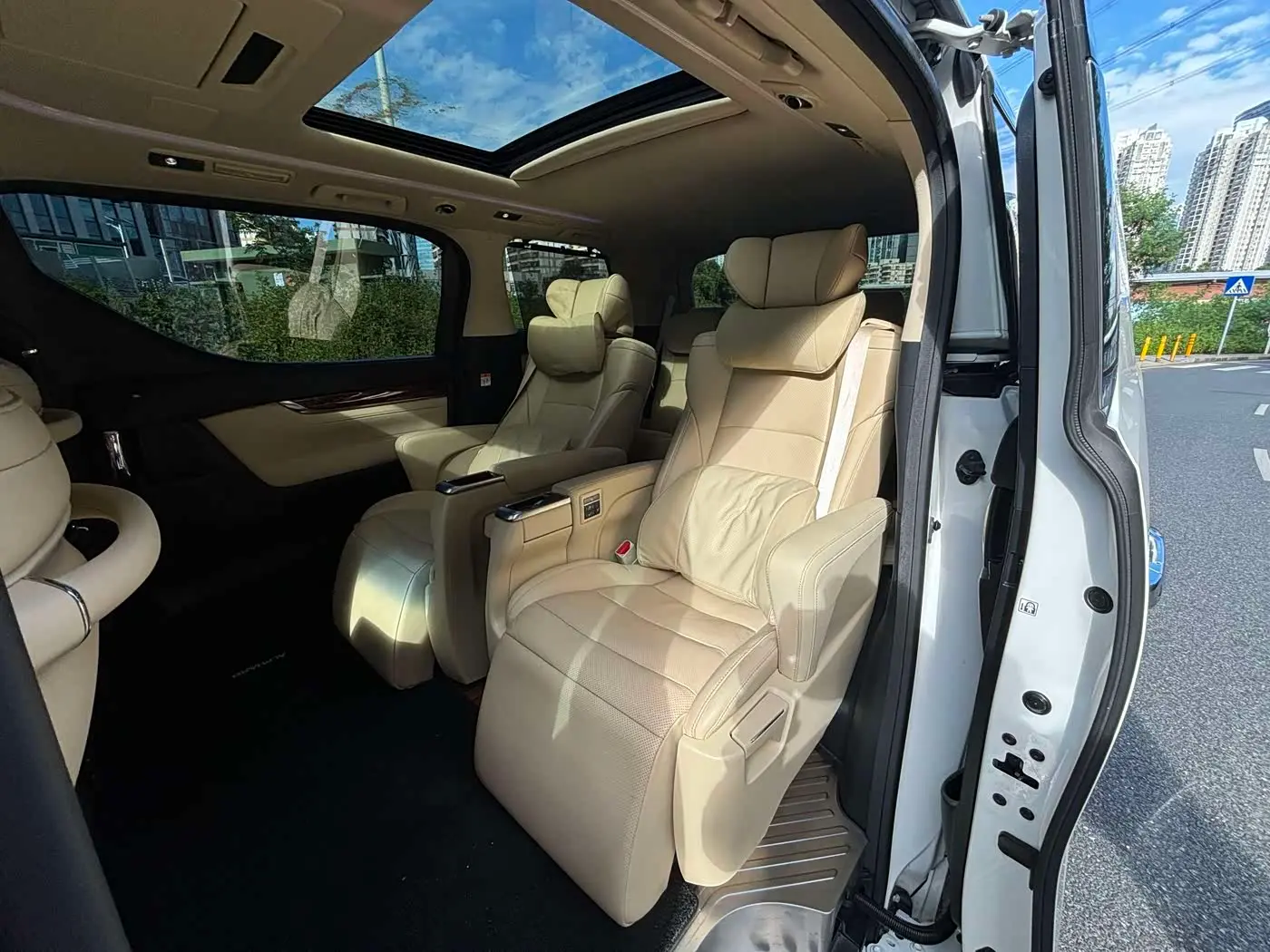 Toyota Alphard 2023 — Photo 13/20