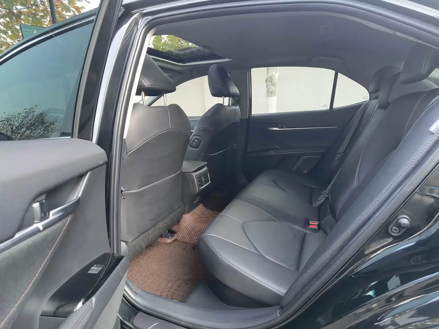 Toyota Camry 2023 — Photo 8/9