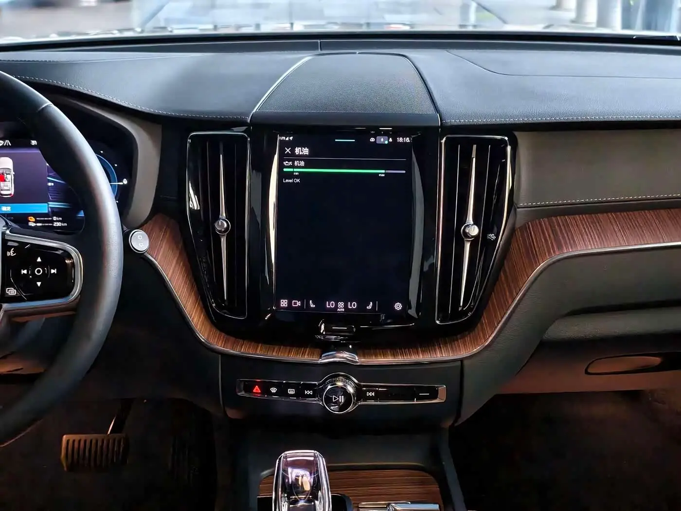 Volvo XC60 Plug-in Hybrid 2024 — Фото 11/15