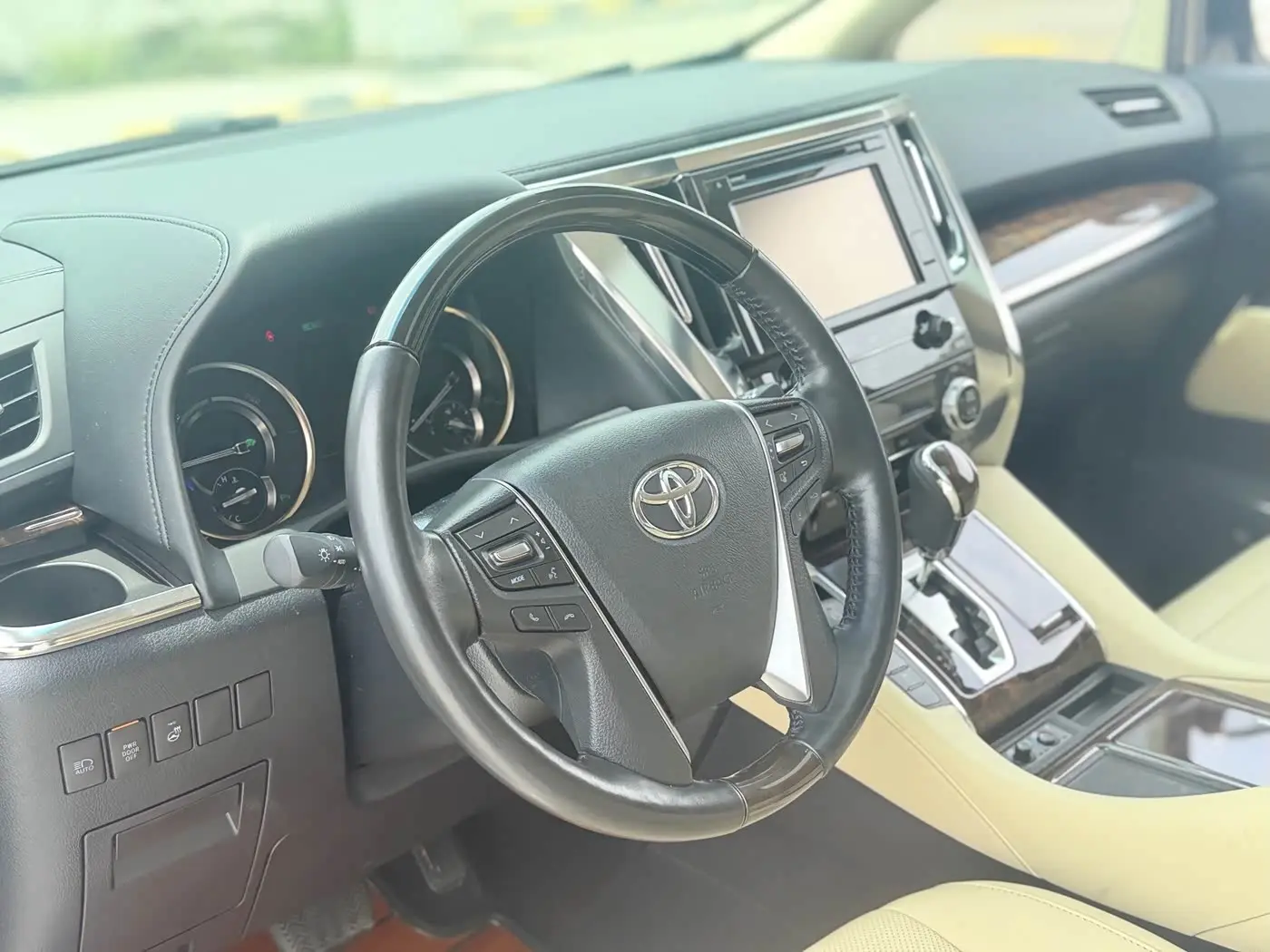 Toyota Alphard 2019 — Photo 15/20